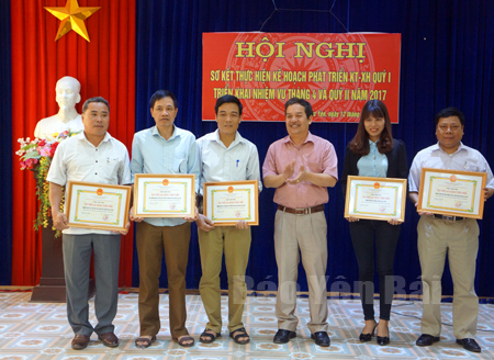 Chủ tịch UBND xã Liễu Đô (bên trái) cùng đại diện các tập thể, đơn vị đạt thành tích xuất sắc trong thực hiện nhiệm vụ năm 2016 được nhận giấy khen của UBND huyện.